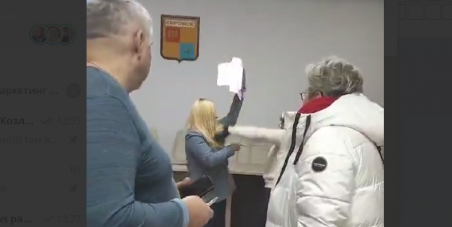 Автор видео о скандальных слушаниях в Кировске заехала чиновнице по лицу