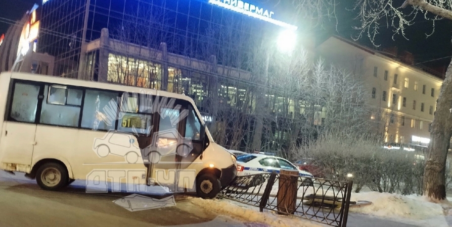 В центре Мурманска водитель маршрутки врезался в забор, уходя от ДТП