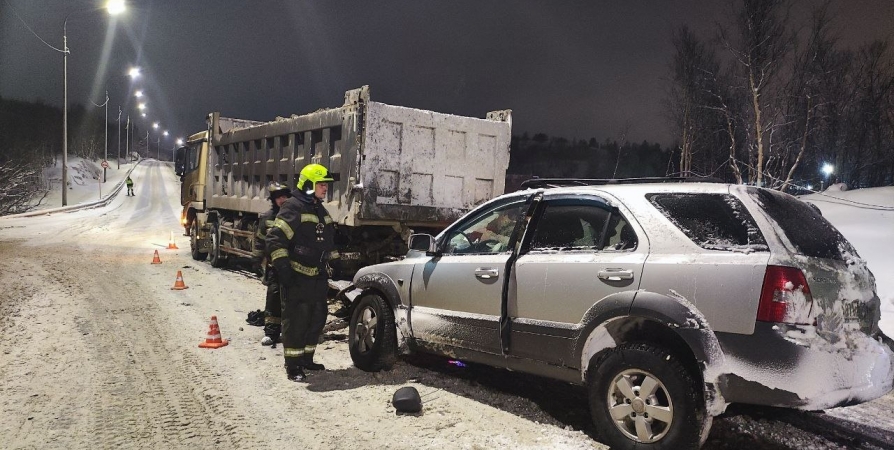 Из-за столкновения легкового авто с грузовиком под Мурманском погиб человек