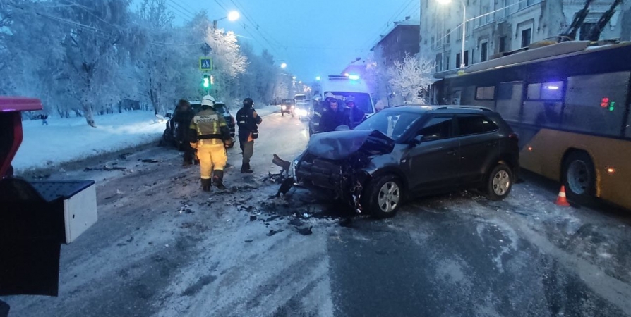 В Мурманске пассажира иномарки доставили в больницу после ДТП на Шмидта