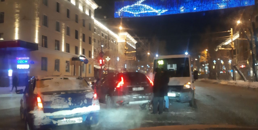 ДТП с маршруткой произошло утром в центре Мурманска