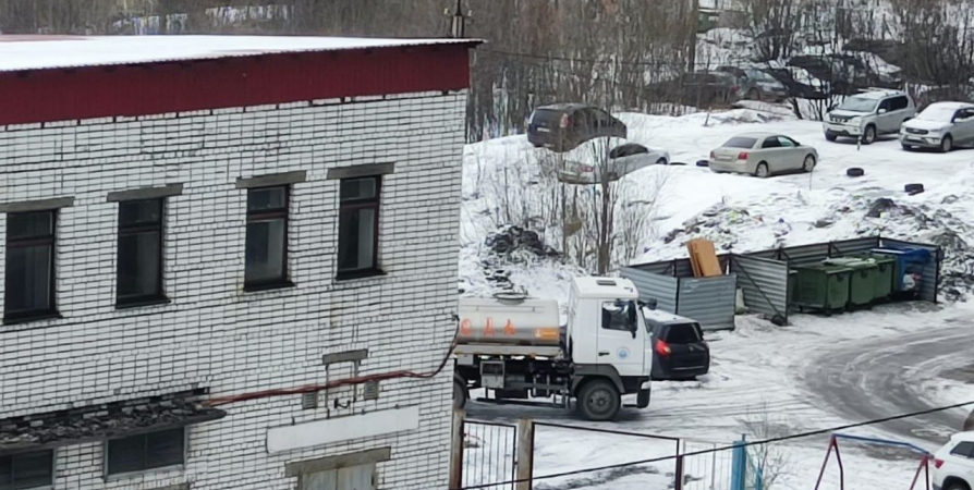 Для жильцов оставшихся без воды домов в Мурманске выставили автоцистерну