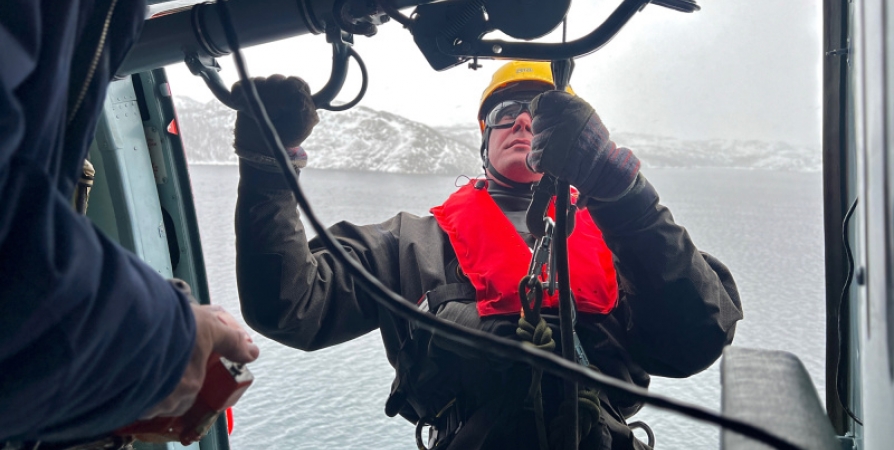 В Мурманске спасатели отрабатывают навыки полетов в условиях ограниченной видимости