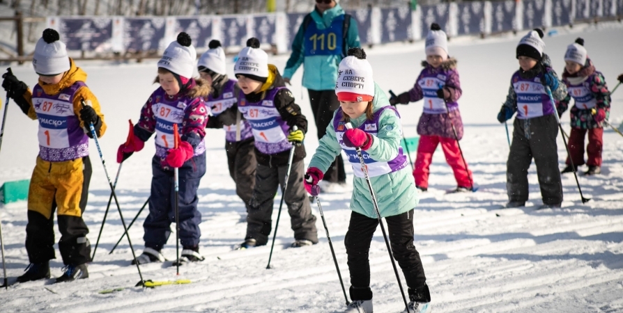 В Мурманске участников Детского лыжного марафона наградят знаменитые спортсмены
