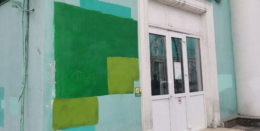 Коммунальщики в Мурманске объяснили, почему надписи на фасаде закрашивают другим цветом