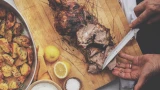 Мясо в бумаге получается золотистым: как будто пожарили на сковороде — без масла и брызг