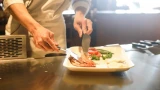 Салат «Шустрый»: варить для него ничего не надо — быстрый рецепт