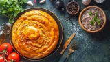 Готовлю сразу два: заливной пирог с капустой и фаршем — быстро и без духовки