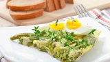 Жарю солёные огурцы — получается нереально вкусно: простейший и сытный салат