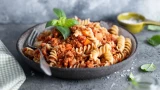 Быстрый ужин из трёх продуктов: паста с фаршем в томатном соусе — вкуснее вы ничего не пробовали