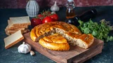 Остался крохотный кусочек фарша: испекла вкусный слоёный пирог — исчез на глазах