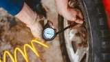 Давление в шинах не улетает: экономлю на бензине — просто подкачайте колёса