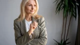 Простые, но стильные образы для тех, кому за 50: окружающие не будут отводить взгляд — видно издалека