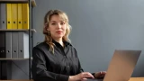 Бизнес-стиль 50+: как одеться в офис весной-2025 — чтобы выглядеть статусно