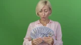 Деньги правой рукой не берите — 5 примет о финансах: только сэкономите свои деньги