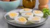 Разноцветные варёные яйца: вкус меняется до неузнаваемости — 2 способа окраски