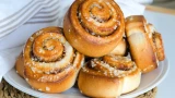 Воздушные булочки с джемом: удачное тесто для любой выпечки — долго остаётся мягким