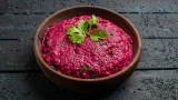 Вкуснее свекольного салата вы не пробовали — лучший праздничный салат: готовить всего 15 минут
