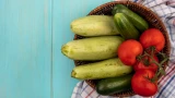 Блюдо «2+2+2» запомнится всем: ресторанная вкуснятина за 28 минут — нужны только кабачки, помидоры и лук