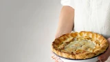 Сочный пирог с мясом и грибами готовлю каждые выходные: не успеешь поставить на стол, уже нет — съедается до последней крошки