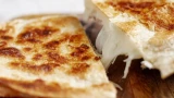 Беру самые простые продукты и готовлю на завтрак ароматную лепешку: нереальный вкус — рецепт выпросили уже все соседи