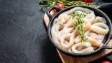 Розовый салат с кальмарами: гости уплетают за обе щеки — разгадать состав не могут