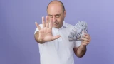 Этим 2 знакам Зодиака лучше не иметь дел с деньгами на этой неделе: финансовый гороскоп на конец апреля