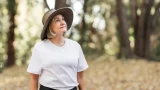 На пике моды: футболки для женщин после 50 — как носить, чтобы выглядеть стильно