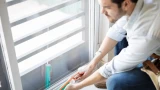 Из пластиковых окон перестанет поддувать: проблема решается за 5 минут — мастеров вызывать не надо