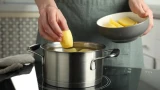 Картофель будет вкуснее: если сварить не в воде — лайфхак для изумительного гарнира