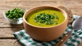 Гороховый суп с копченостями стал намного вкуснее: все дело в маленькой хитрости — сколько ни готовь, кастрюля сразу пустеет