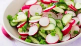 Маринованные огурцы у меня зря не стоят: готовлю весенние салаты — 5 рецептов на любой вкус