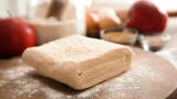 Быстрая выпечка из готового слоёного теста: всего 3 продукта — 5 минут и готово