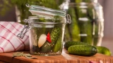 Хрустящие малосольные огурчики готовлю всего за 1 час: вкус отменный — за обе щеки уплетает вся семья