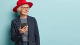 Как одеваться после 50 ярко и красиво: выбрали образы — прохожие будут головы сворачивать