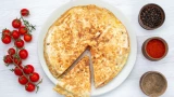 На приготовление теста уйдёт всего 2 минуты: рецепт пирога на кефире — вкус как из бабушкиной печки