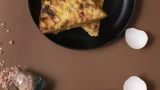 Чёрствый хлеб не выбрасывают: модная московская закуска за 15 минут — вкусно и без отходов