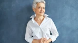 Женщины в 60+ могут легко выглядеть на 10 лет моложе: пластика и косметологи не нужны — дело в грамотном подборе гардероба