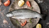 Лакомая горбуша с непревзойдённой подачей: рецепт бюджетного салата — улетает за 5 минут
