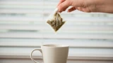 Не выбрасывайте чайные пакетики! 5 нестандартных способов применения чая в быту — поможет с уборкой, садом и даже сделает красивее