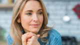 Женщины 40+ не должны жить с оглядкой на общество: никто не запрещает носить короткие платья — так что разрешите их себе сами