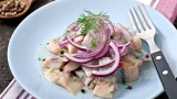 Соленую селедку не покупаю: готовлю ее сама — рецепт простой, а вкус, как в лучших ресторанах