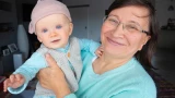 Старикам рядом с детьми спать запрещено: дело не только в суевериях — 3 реальные причины