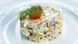 На все праздники готовлю салат с кальмарами: невероятно вкусный — гости очищают миски до последней ложки