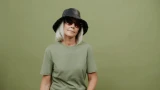 Футболки для женщин 50+: 8 ошибок при носке — как исправить, чтобы выглядеть стильно