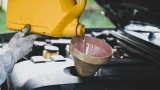 Можно ли долить другое масло в двигатель, если кончилось старое: мнение автомеханика