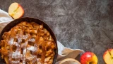 Обычную шарлотку больше не готовлю: пеку ее только на сметане — вкус бархатный, совсем другое дело