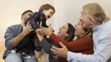 Должны ли взрослые дети поддерживать старых родителей: что важнее — долг или личный выбор