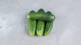 Секрет мощного урожая: картофельные очистки + рисовая вода — огурцы будут плодоносить до заморозков
