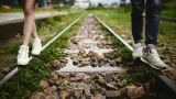 Смертельный переход: почему нельзя наступать на рельсы и шпалы и как тогда их обходить